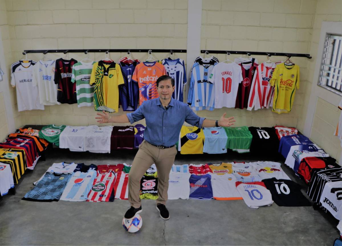 Ismael Mondragón es un amante de las camisetas de equipos del mundo. Tiene cerca de 300 playeras en su colección.