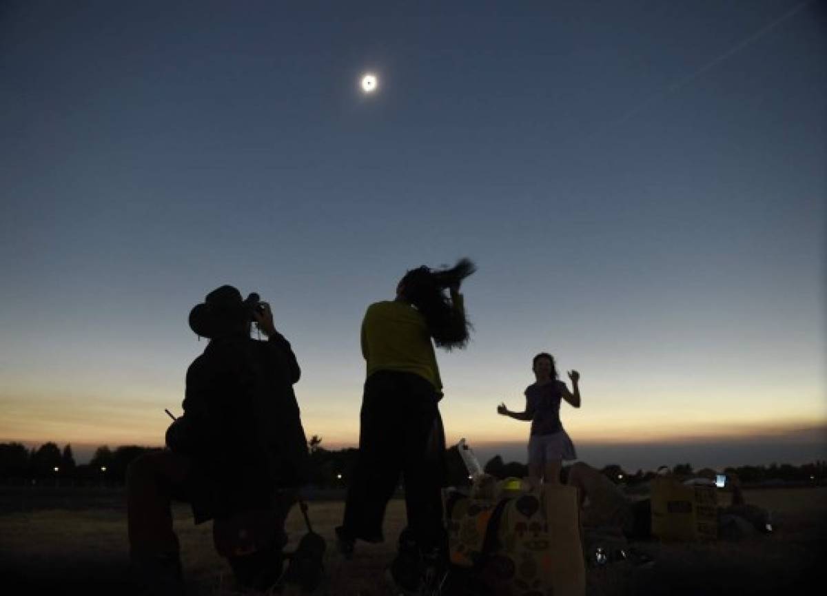 Estadounidenses deslumbrados por espectacular eclipse total