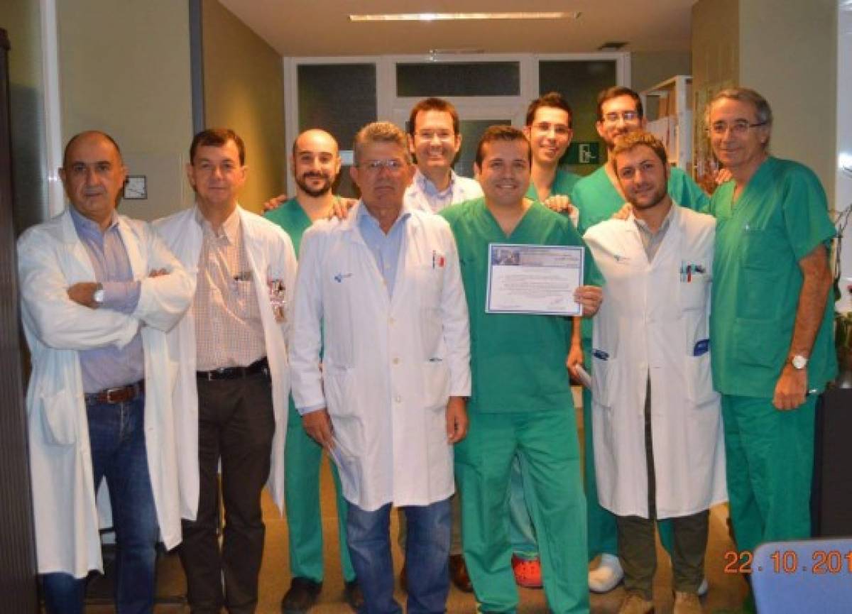 El especialista junto a sus compañeros del Hospital de León mostrando uno de los premios que recibió por sus investigaciones.
