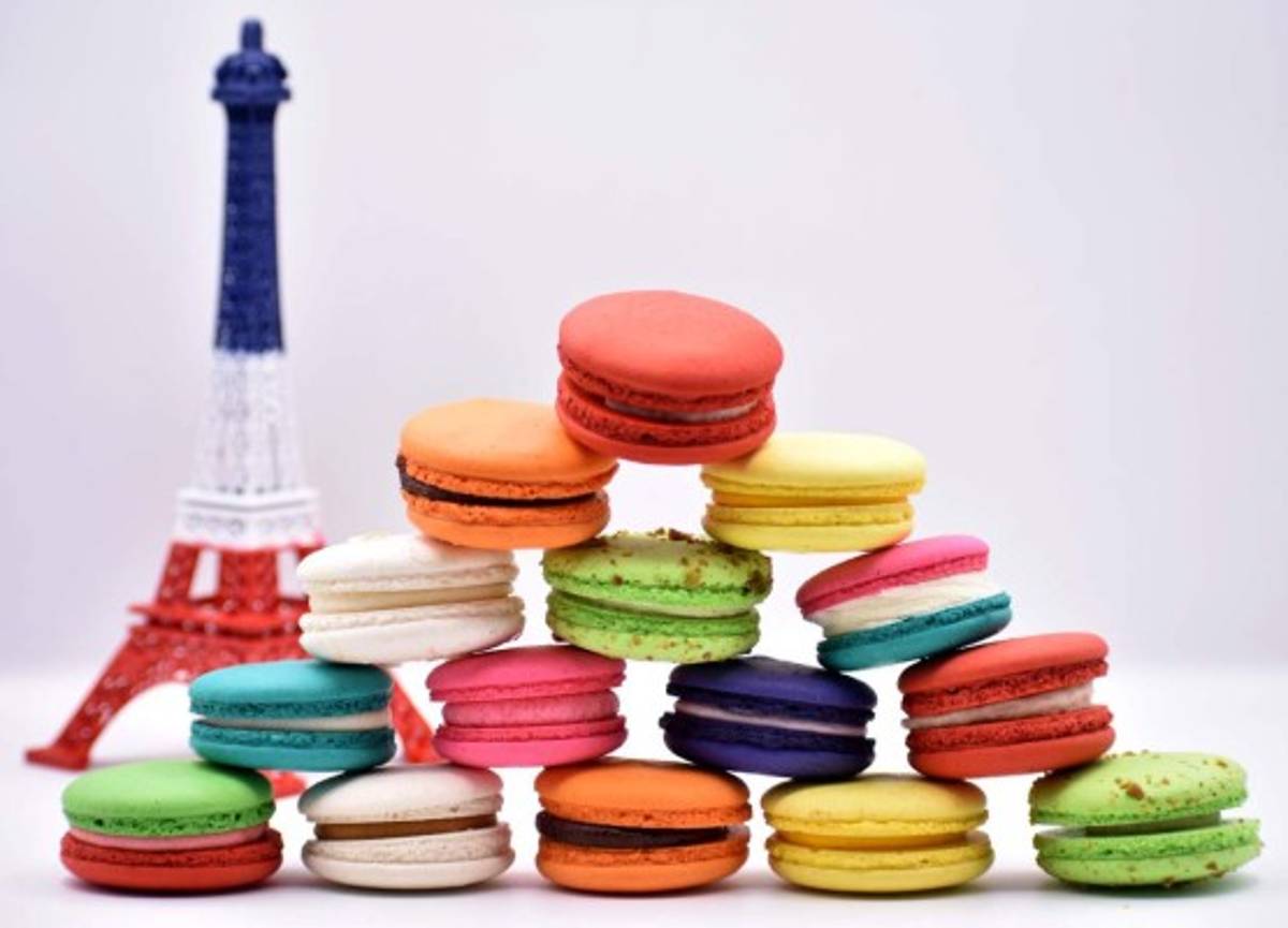 La tienda física de Le Petit Macaron, ubicada en La Galería, Lomas del Guijarro, es una evocación minimalista en tonos cálidos y múltiples, simulando al mismo postre. Foto: Aníbal Vásquez.