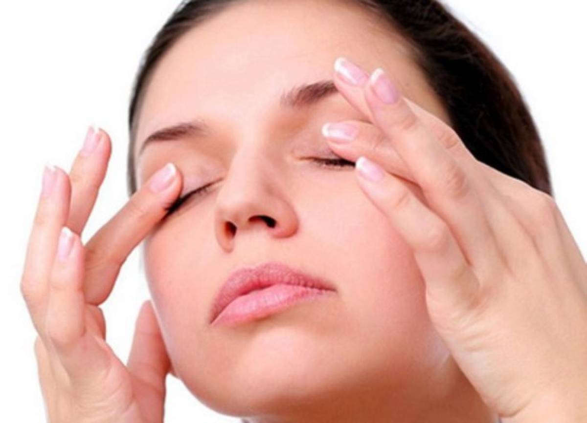 Relaje los músculos de los ojos y estimule el flujo sanguíneo con un buen masaje.