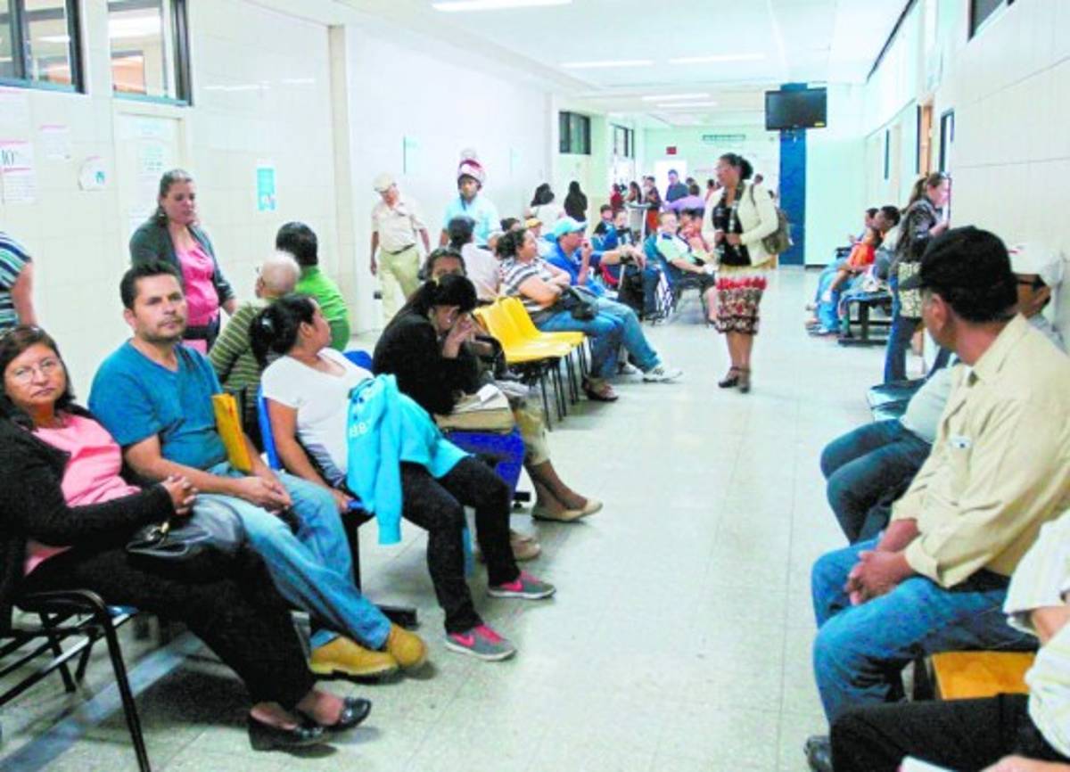 Interventora del IHSS analiza incremento a cuota de previsión