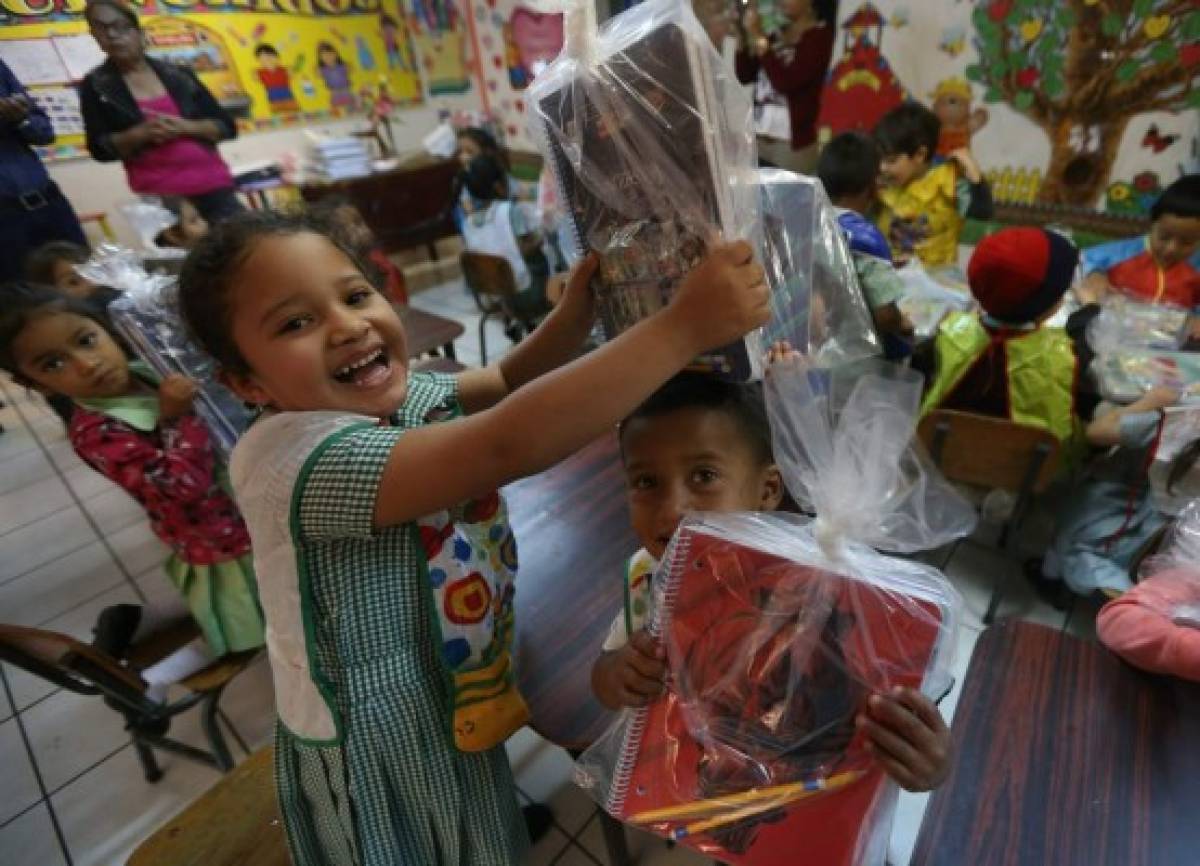 Los niños del jardín José Tomás Estrada Palma ubicado en la Iglesia Medalla Milagrosa fuero sorprendidos por personal de EL HERALDO con la campaña Maratón del Saber. Los kits de útiles se reparten entre los niños.