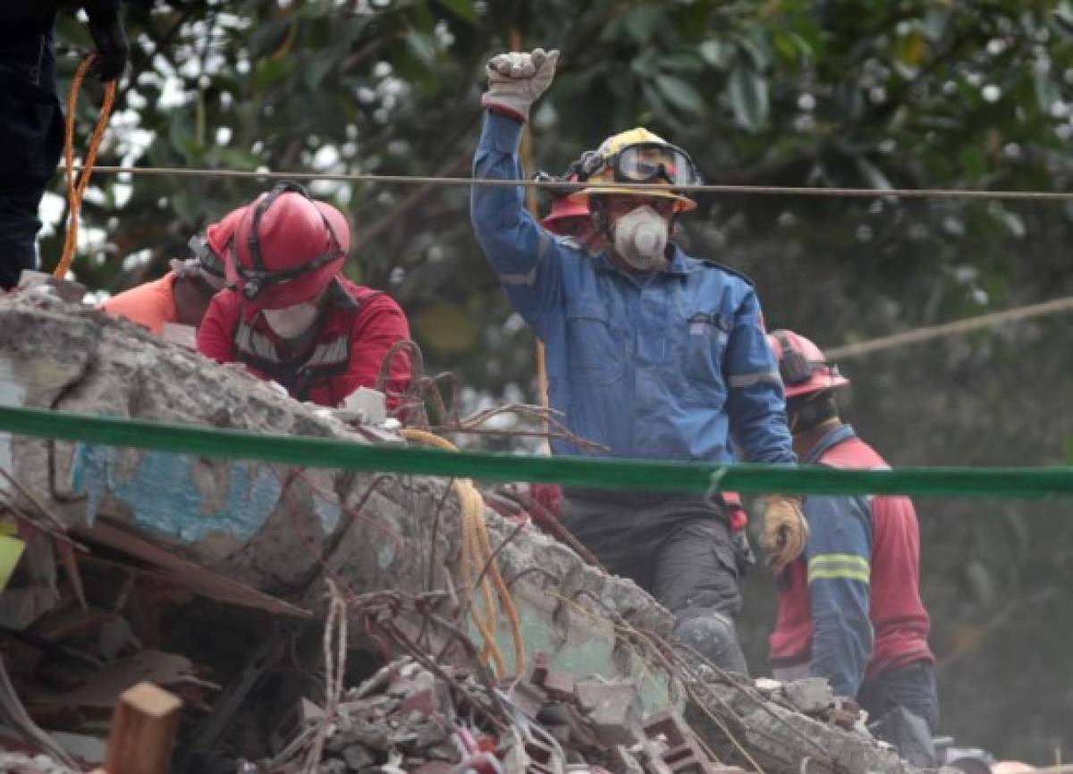 El personal trabaja en operaciones de rescate en los escombros de un edificio derribado por un terremoto de magnitud 7,1, en el barrio Ciudad Jardín de la Ciudad de México. (Foto AP / Eduardo Verdugo).