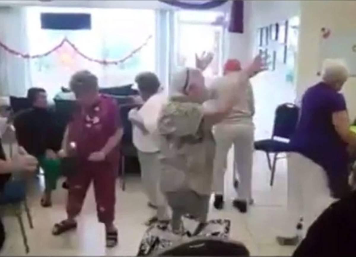 Adultos mayores en Estados Unidos arman buena fiesta al ritmo de 'Sopa de Caracol'