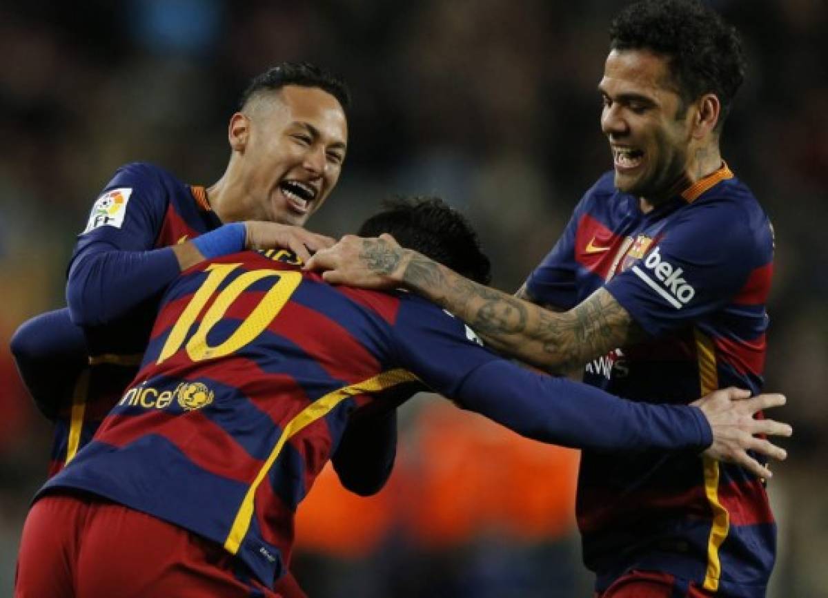 Messi y Suárez permiten al Barcelona mantenerse firme en la punta