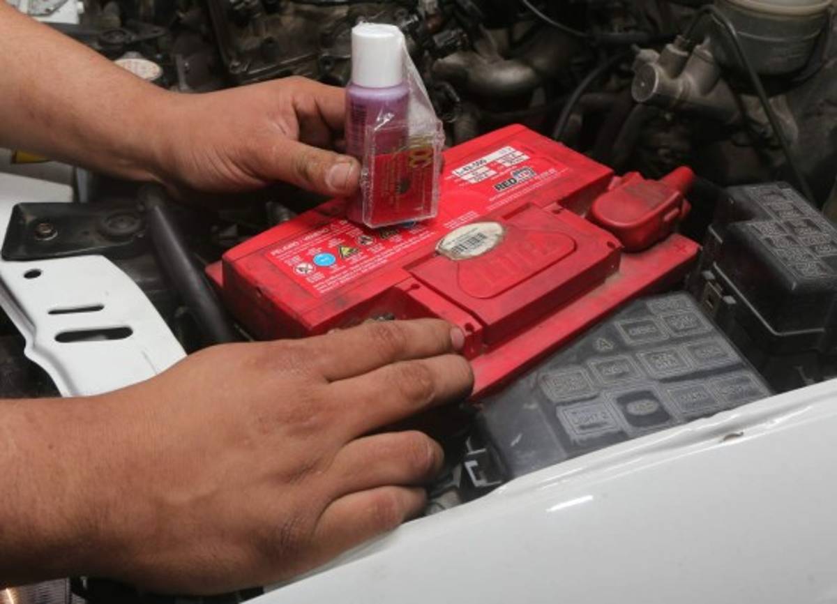 Inspeccione el voltaje. Controle el voltaje de la batería cada vez que haga un cambio de aceite o realice un mantenimiento preventivo. Esta debe tener una carga de 12.5 a 12.6 voltios.