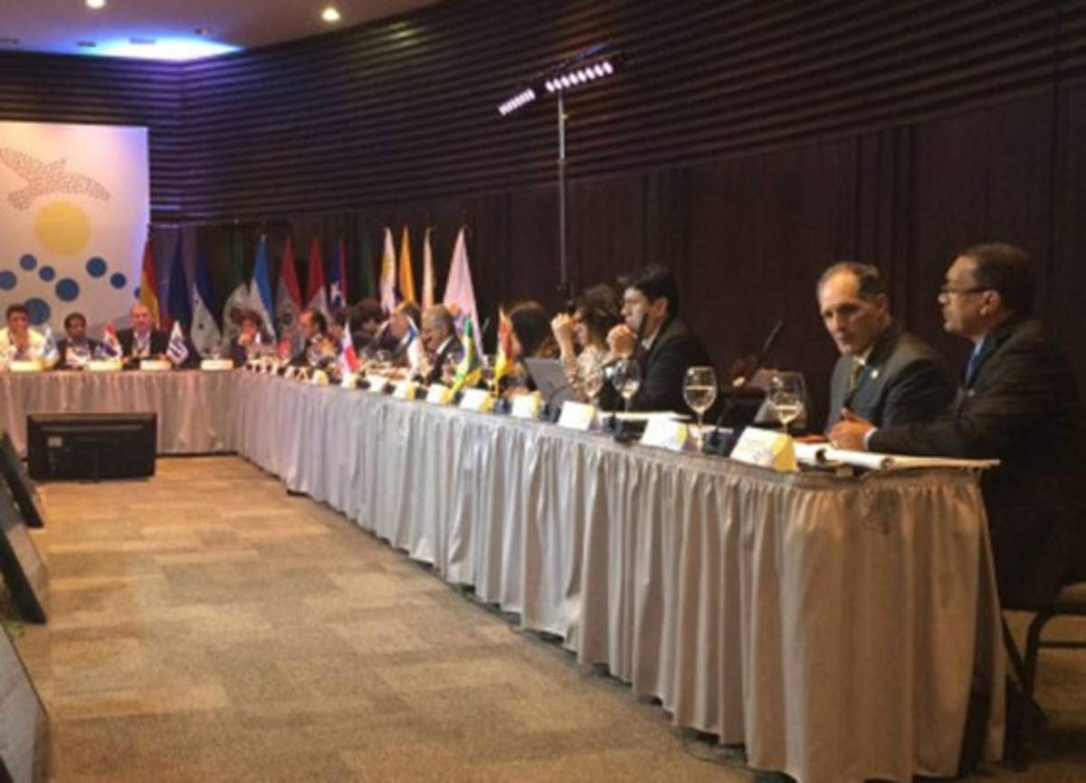 Alcalde 'Tito” Asfura firma acuerdo de paz en Bolivia