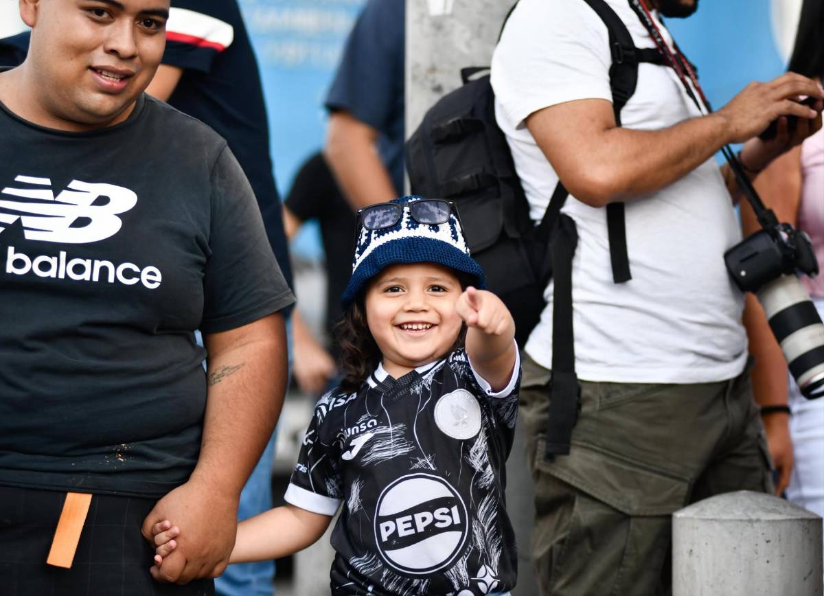 Polémico recibimiento a exjugador de Motagua, bellas chicas y show de la Revo ante Marathón