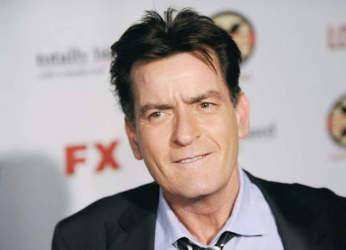 Actor Charlie Sheen invita a otros famosos a revelar si son seropositivos