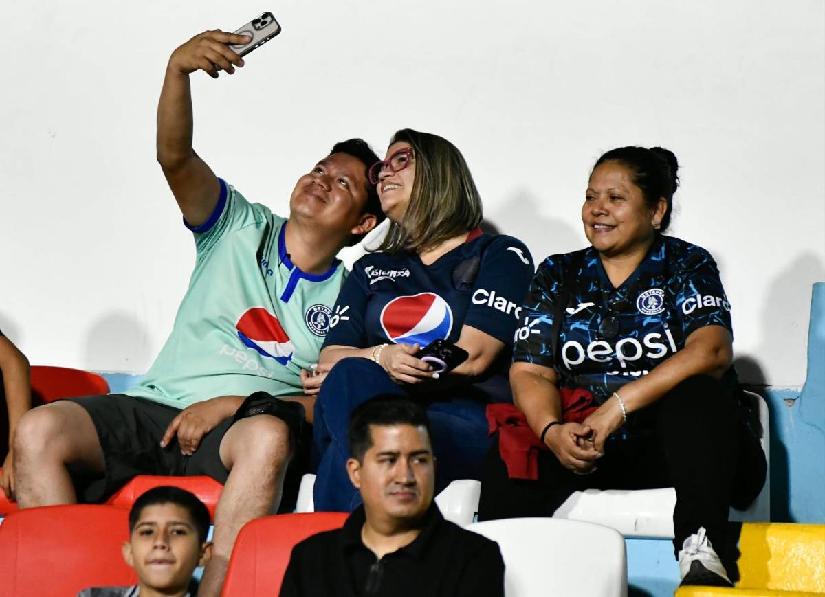 Jeque árabe se robó el show y sorprendente invasión tica previo al Motagua vs Cartaginés