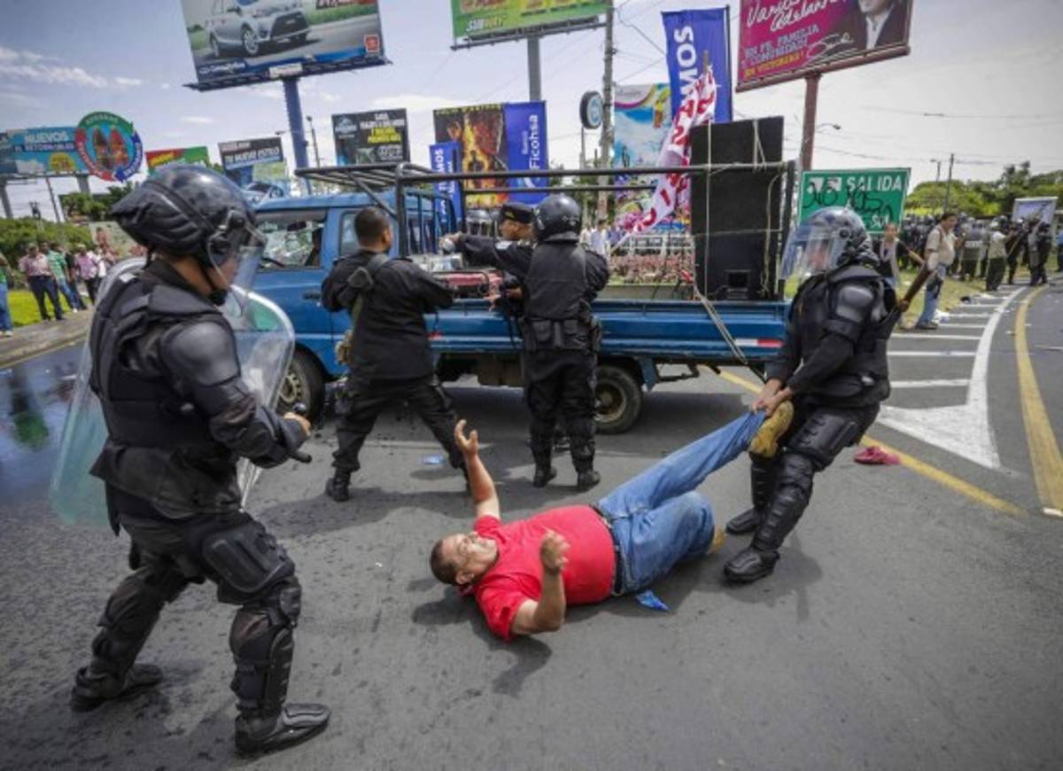 Policía reprime protesta opositora y arresta diputados en Nicaragua