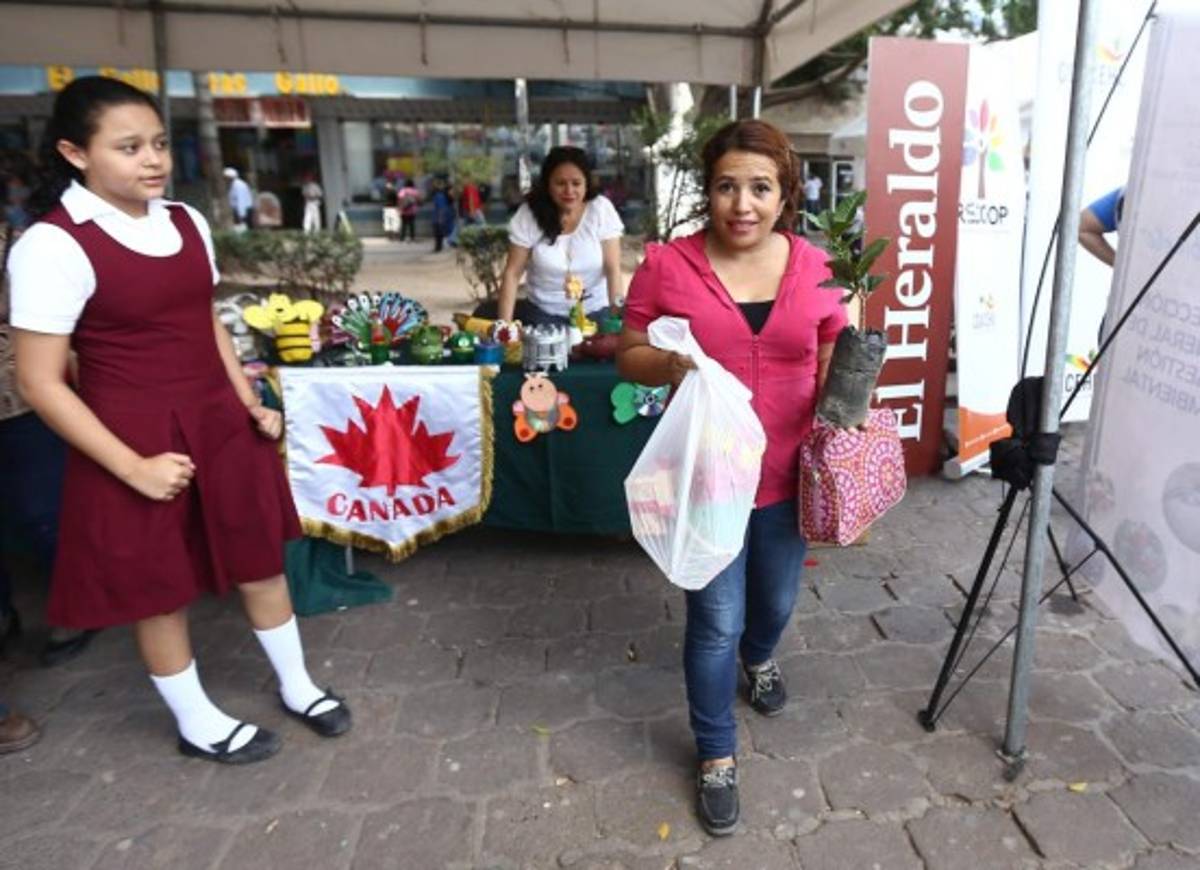 Megaexpoferia del reciclaje cautiva a decenas de clientes en la capital de Honduras