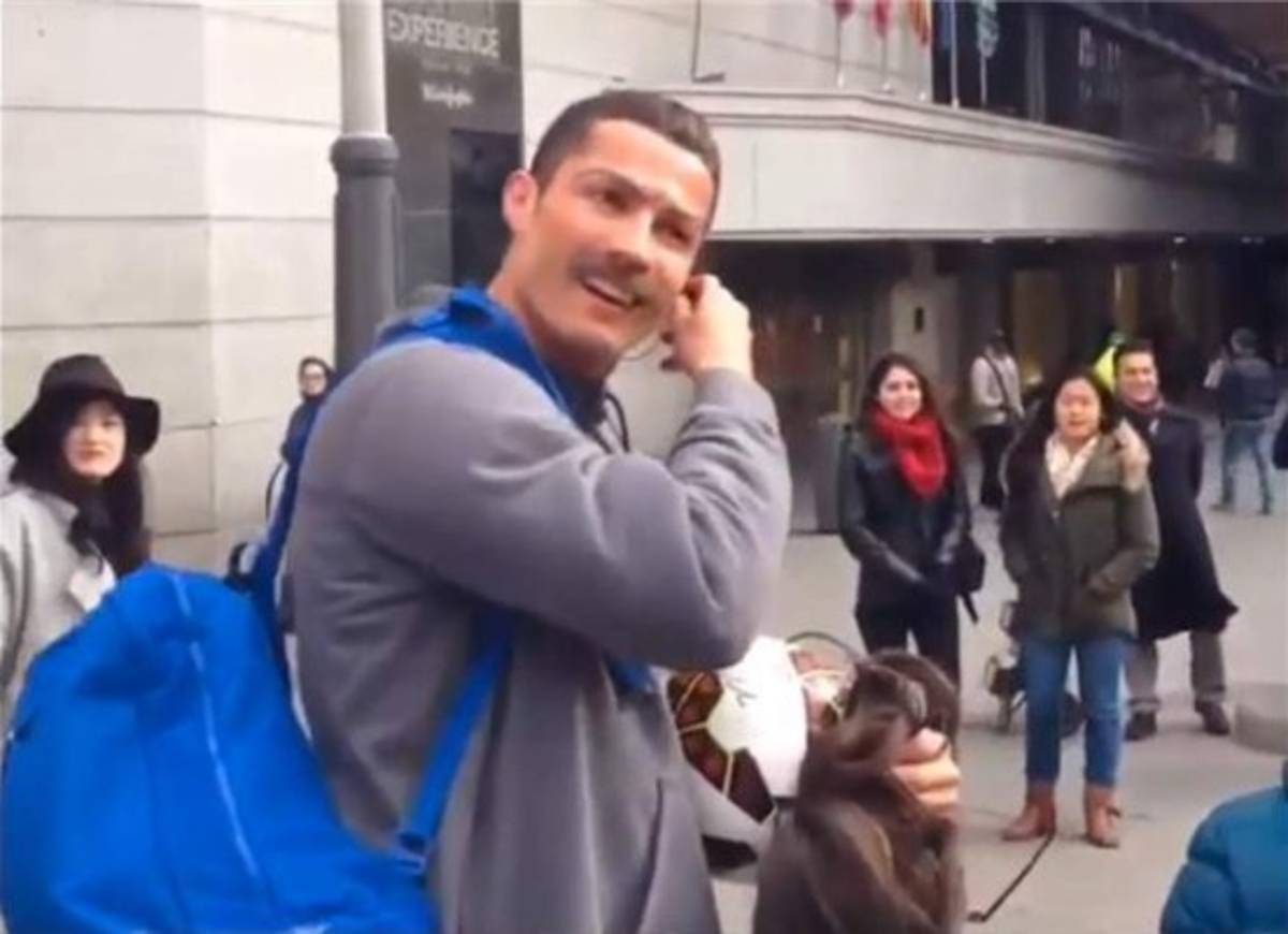 VIDEO: Cristiano Ronaldo se disfraza para dar la sorpresa a un niño.