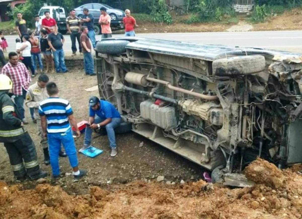 Desperfecto mecánico provoca que microbús se accidente y deje un herido en Yojoa