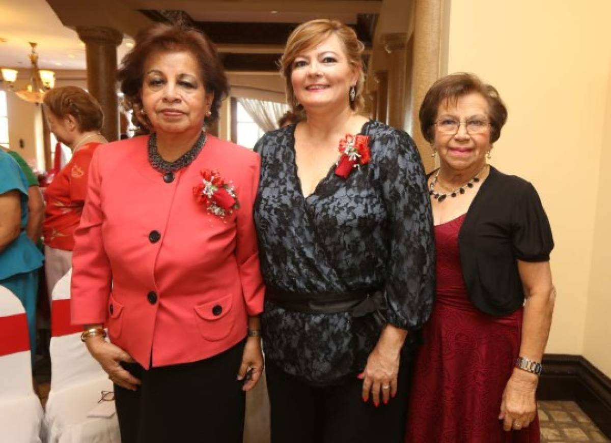 Celebración entre amigas para compartir la dicha de ser mamá.