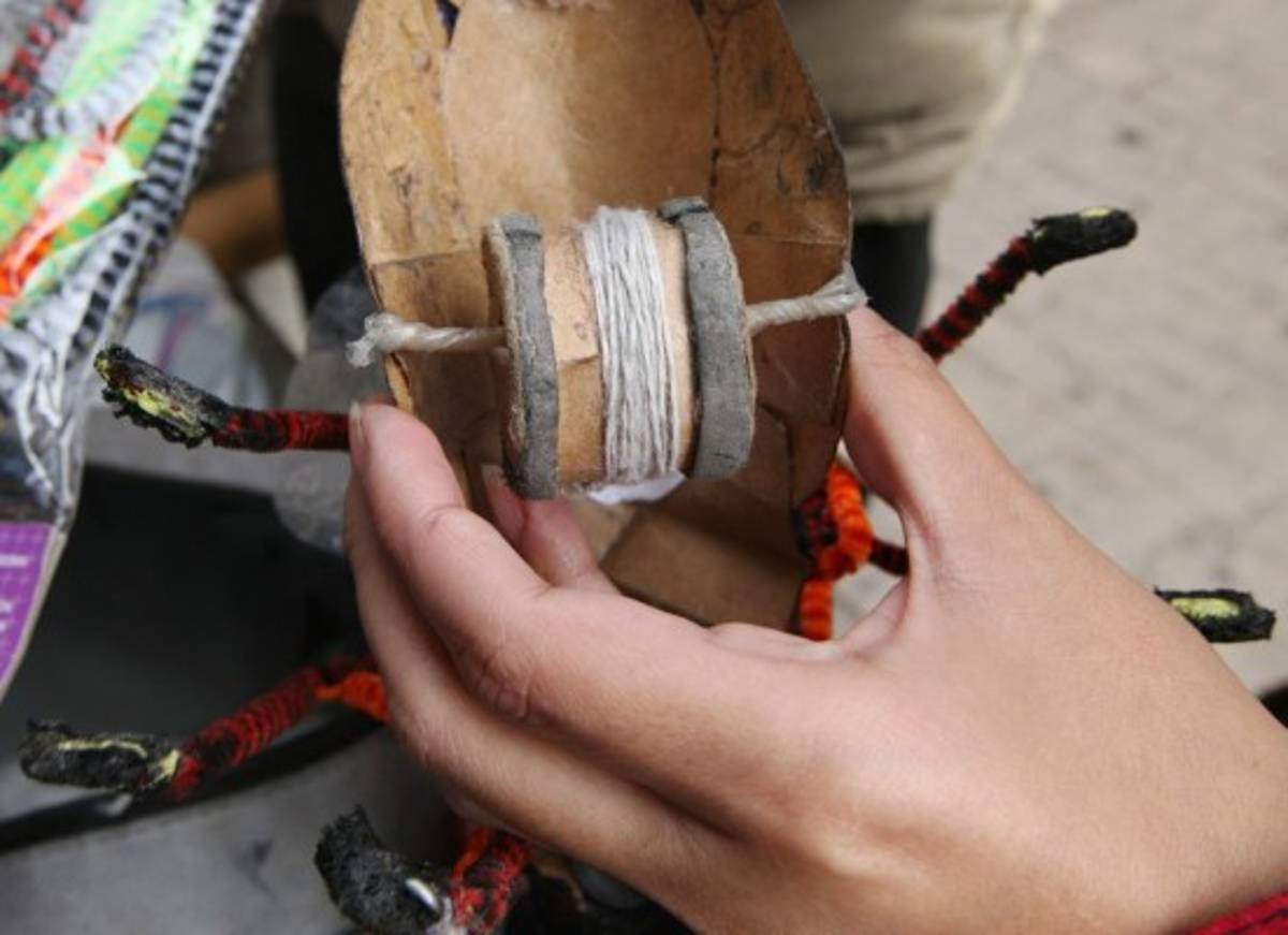 Don Altamirano, el hondureño que sobrevive jugando con el papel