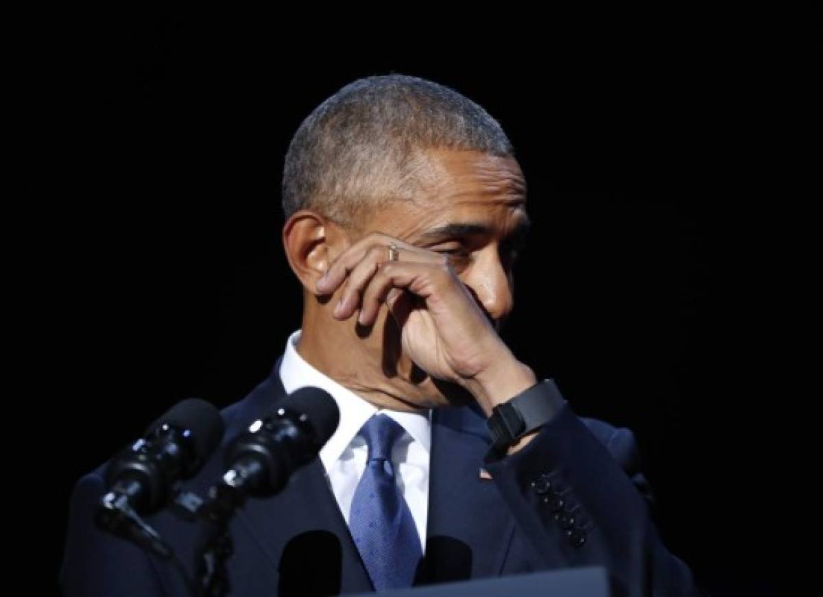 VIDEO: Obama llora al dedicar emotivas palabras a su esposa durante discurso de despedida