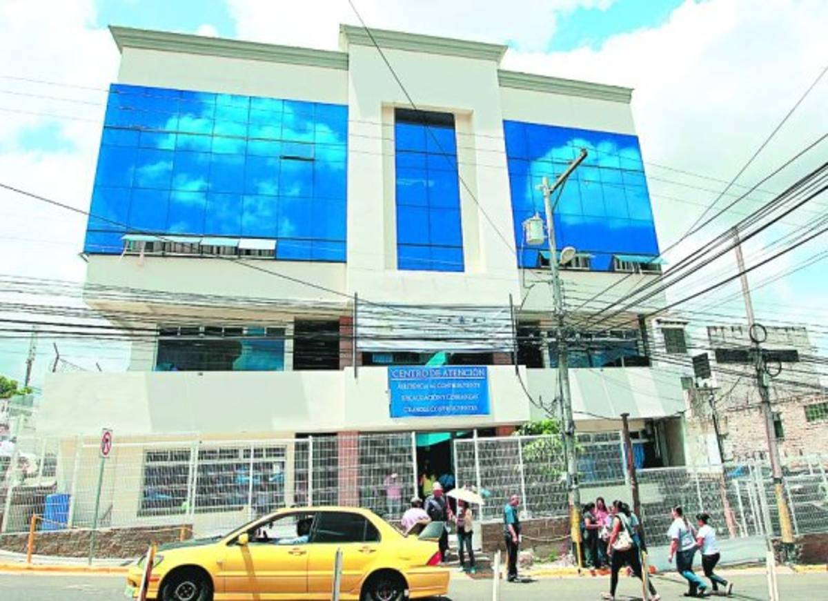 El Servicio de Administración de Rentas (SAR) fue anunciado con bombos y platillos ante la supresión de la Dirección Ejecutiva de Ingresos (DEI), pero hasta la fecha no ha entrado en operaciones. Aunque en septiembre estaba previsto el funcionamiento de la nueva entidad desconcentrada, la realidad reflejó lo contrario y el 2016 está culminando sin que esto ocurra. Las acciones se han mantenido en el proceso de reclutamiento de personal que inició en agosto pasado una firma consultora que suscribió un convenio con el gobierno.