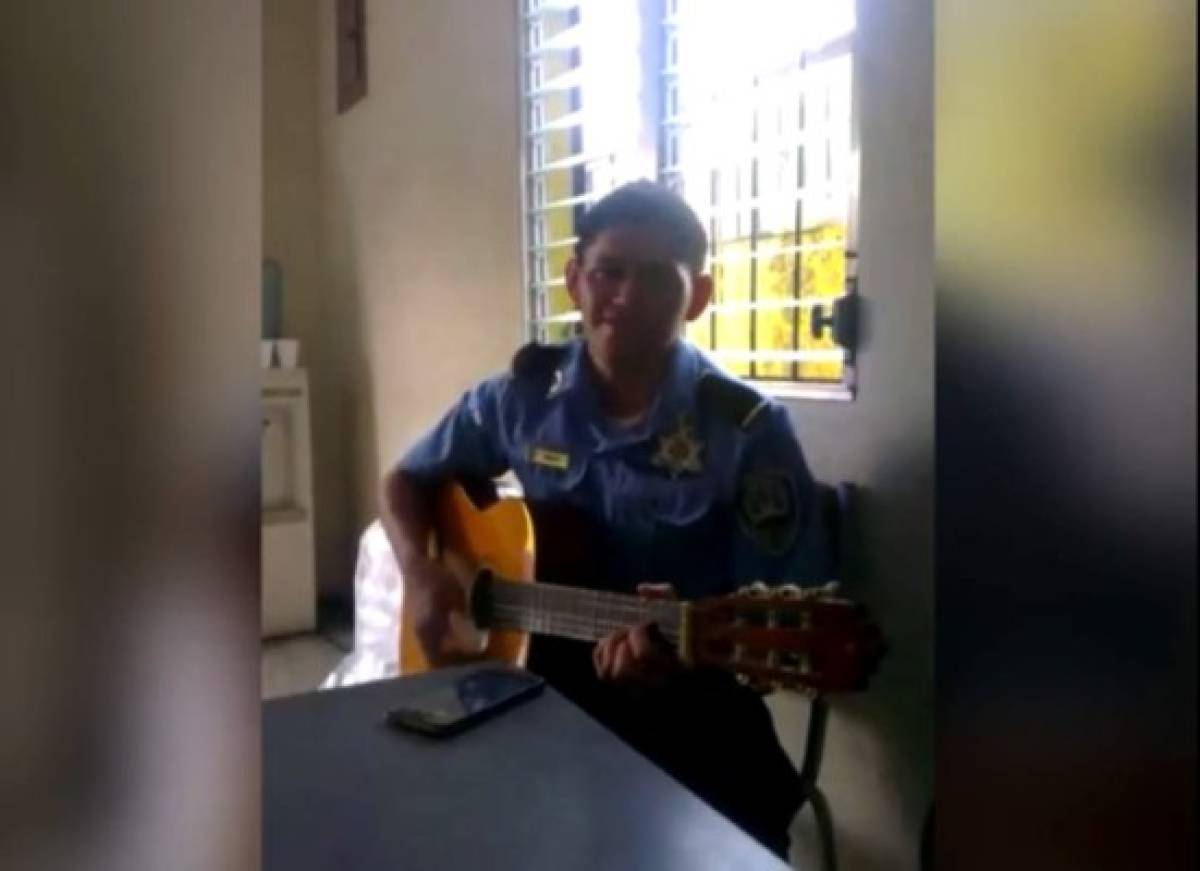 Policía hondureño muestra sus dotes de cantante