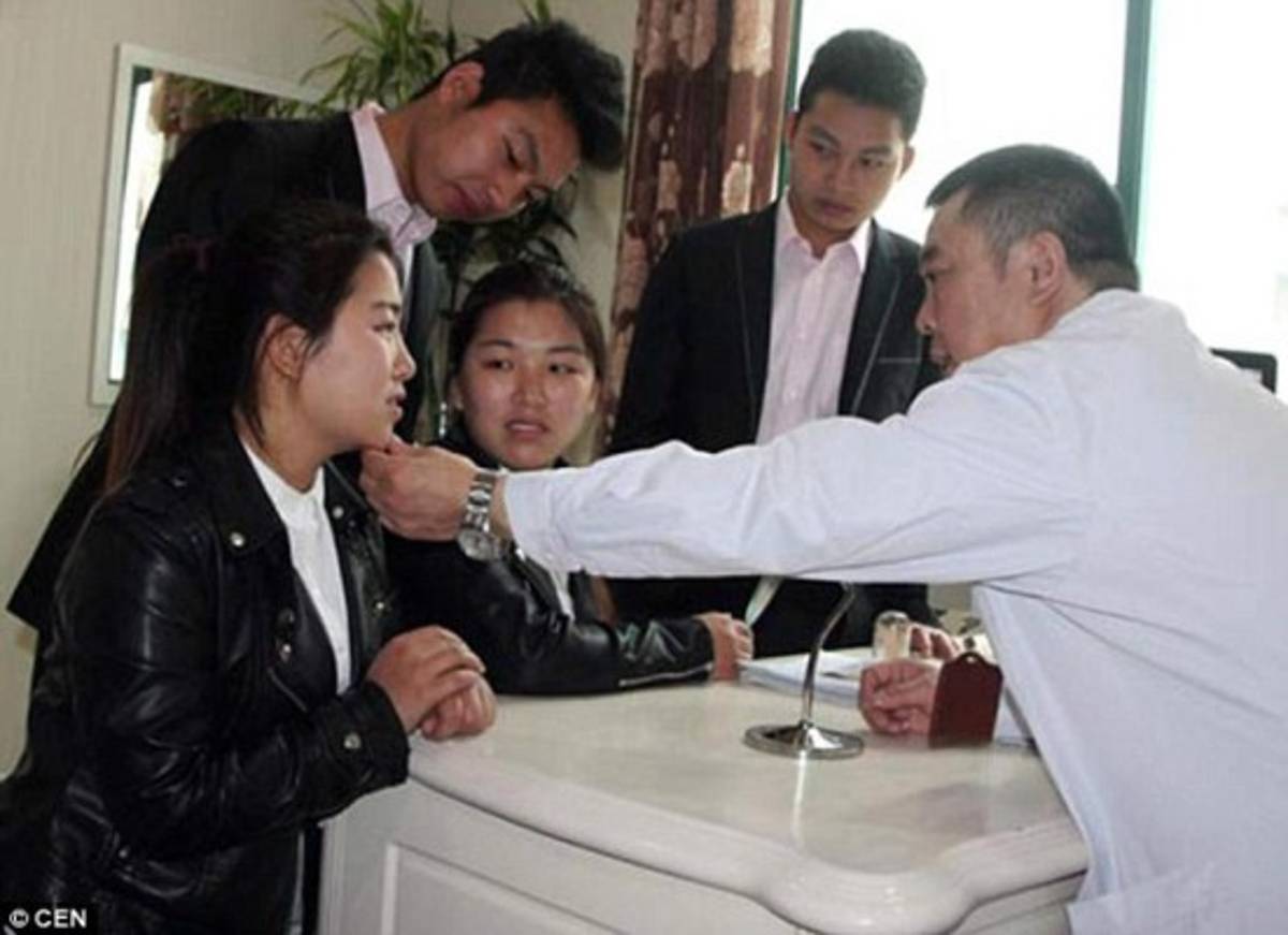 Gemelos se casan y se operan para no confundirse