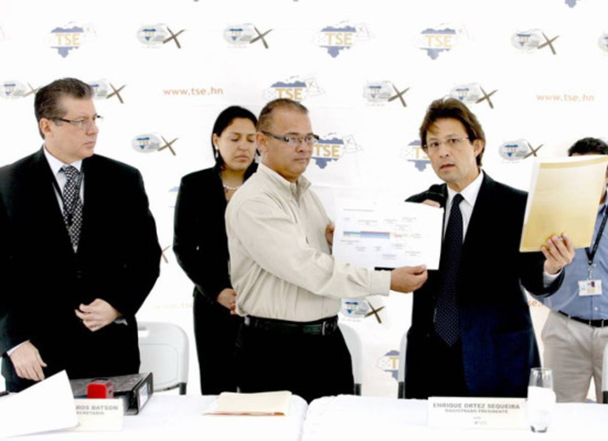 TSE complace a Andrés Pavón, quien hoy llegó a inscribir su partido