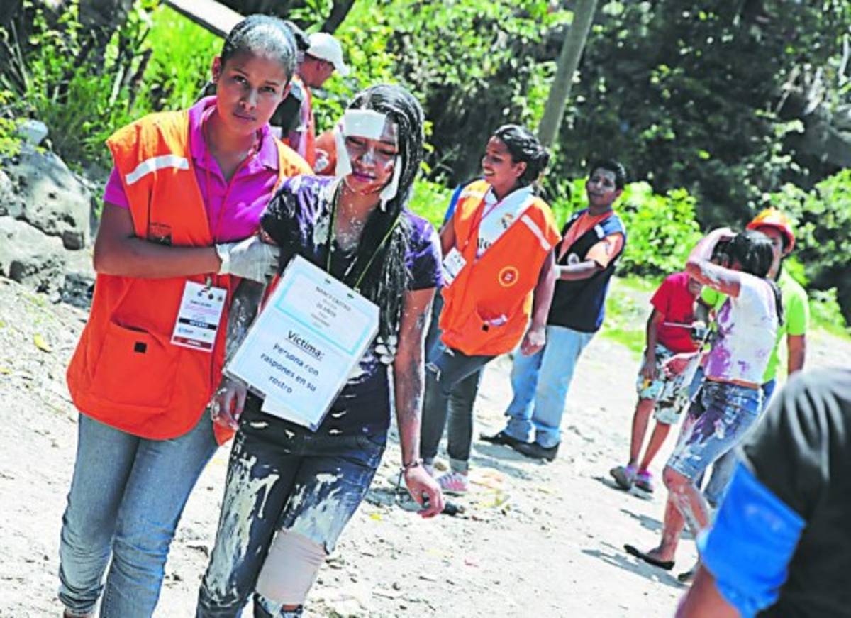 Con simulacros forman a estudiantes y vecinos que viven en zonas de riesgo