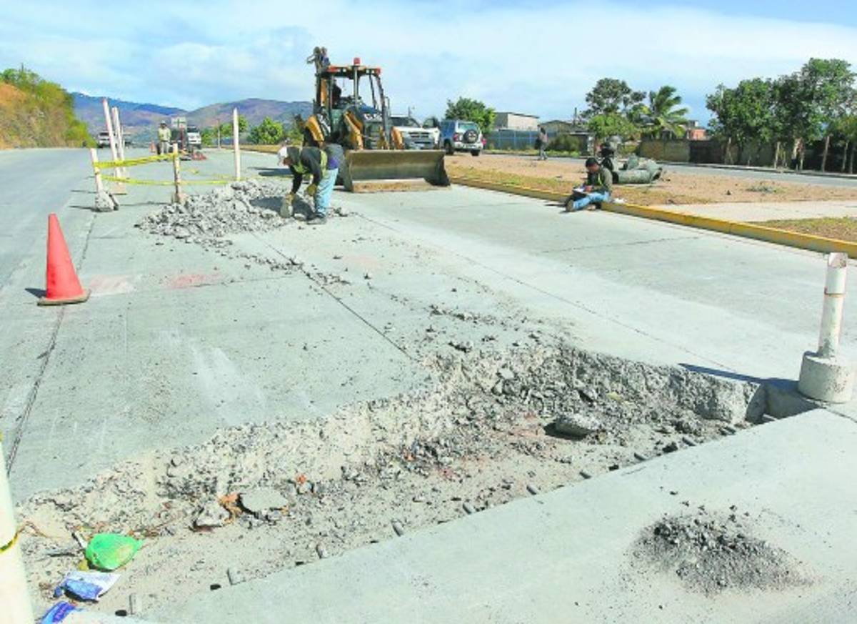 Reparan tramos agrietados del nuevo pavimento