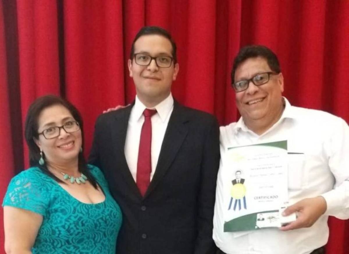 Las personas más importantes de su vida: su madre, Diana López, y su padre, Douglas Torres.