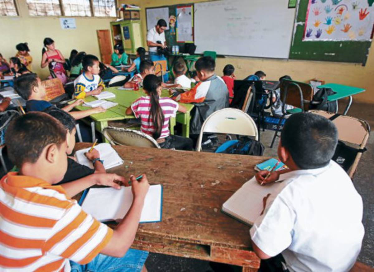 En cajas de plástico y hasta acostados reciben clases en la Naciones Unidas