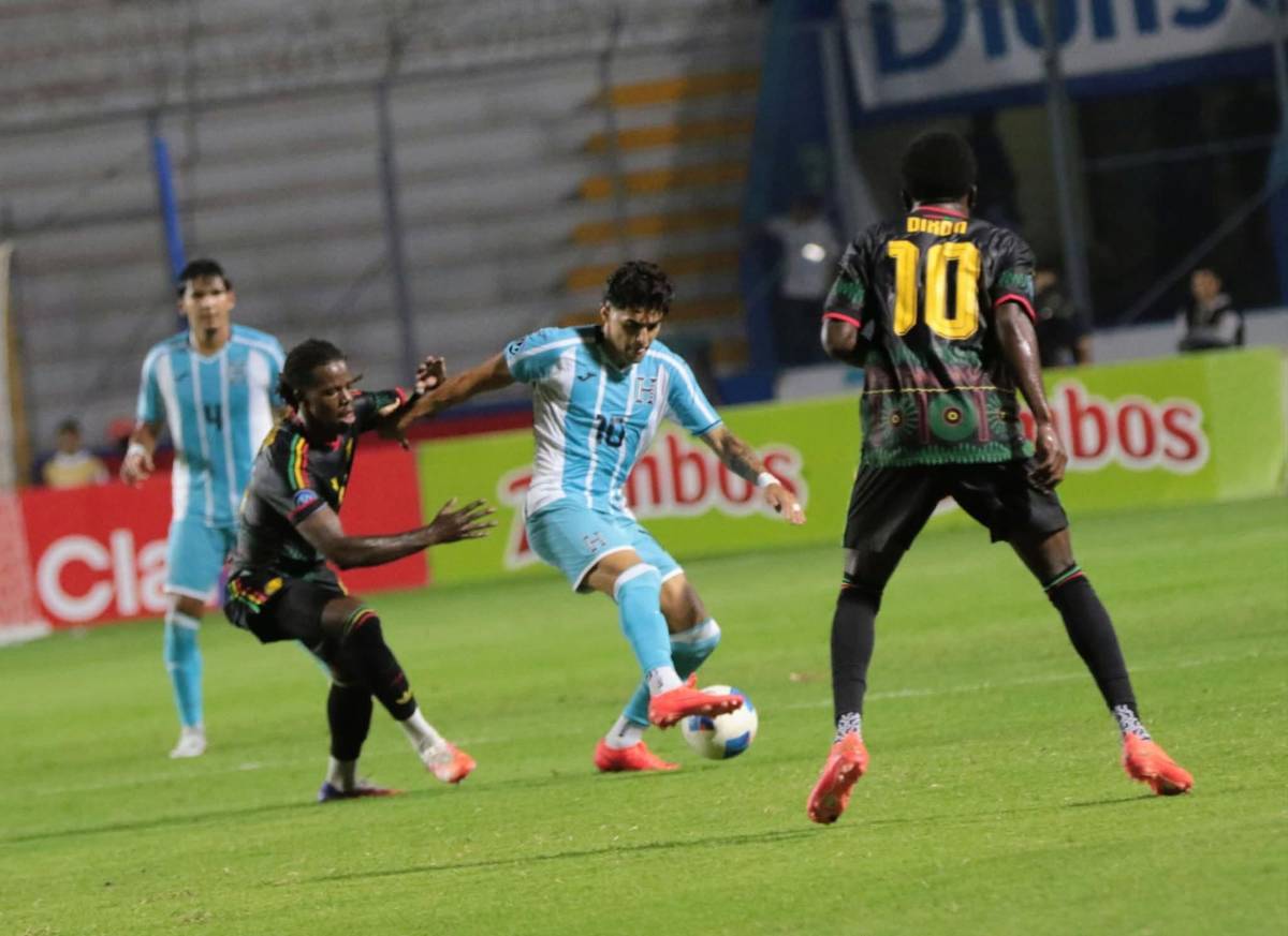 Linda esposa de futbolista captada, héroe de Honduras y charla secreta ante Jamaica en Concacaf