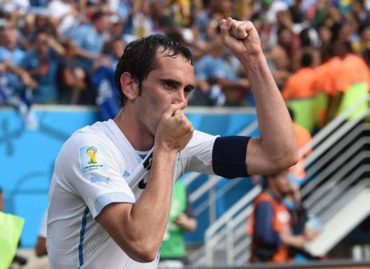 Godín lleva a Uruguay octavos de final y despide a Italia