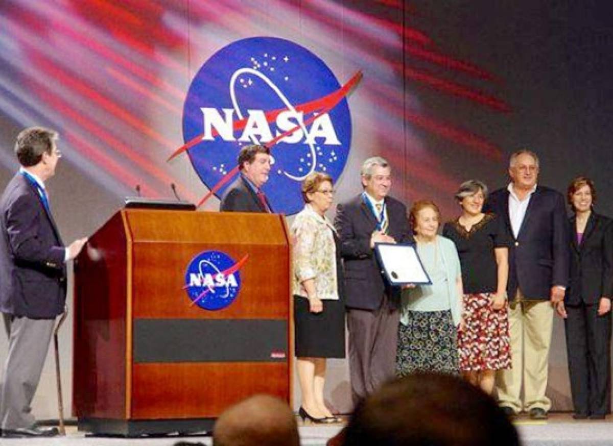La NASA entrega medalla de Logro Excepcional a un hondureño