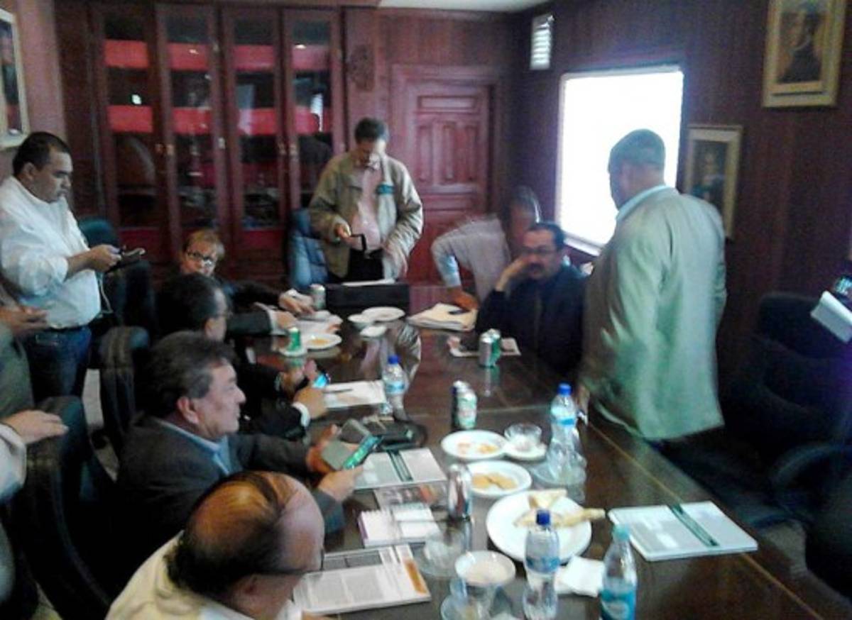 Aplicarán medidas disciplinarias a diputados liberales