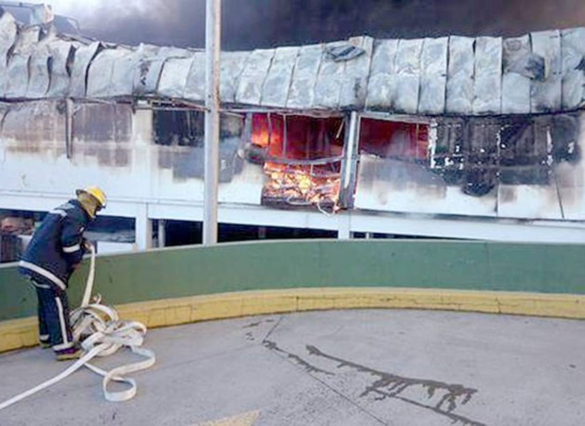 Voraz incendio en centro comercial en El Salvador