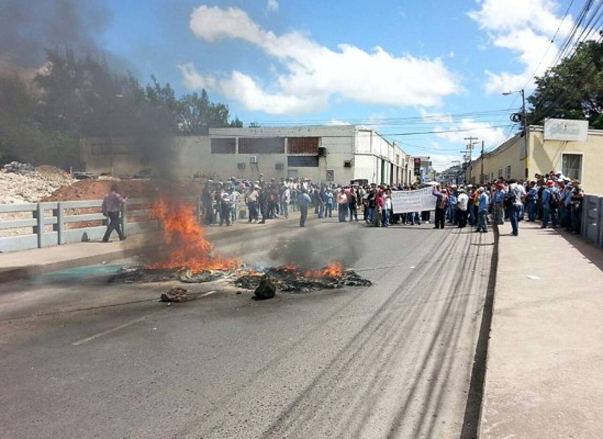 Empleados del Sanaa vuelven a las calles de la capital hondureña