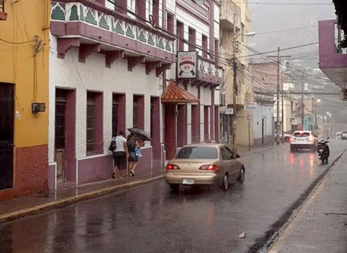 Se inundan mercados y residenciales de la capital de Honduras