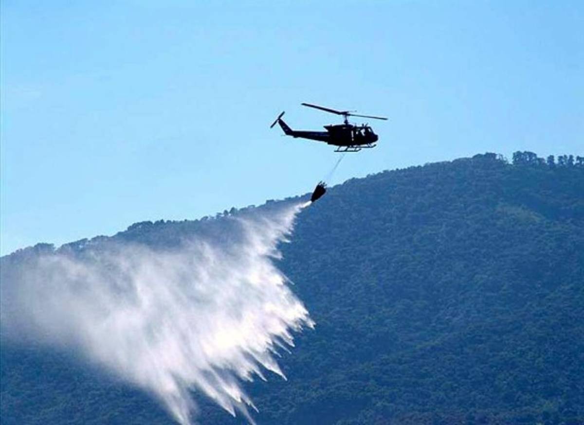 Voraz incendio en centro comercial en El Salvador