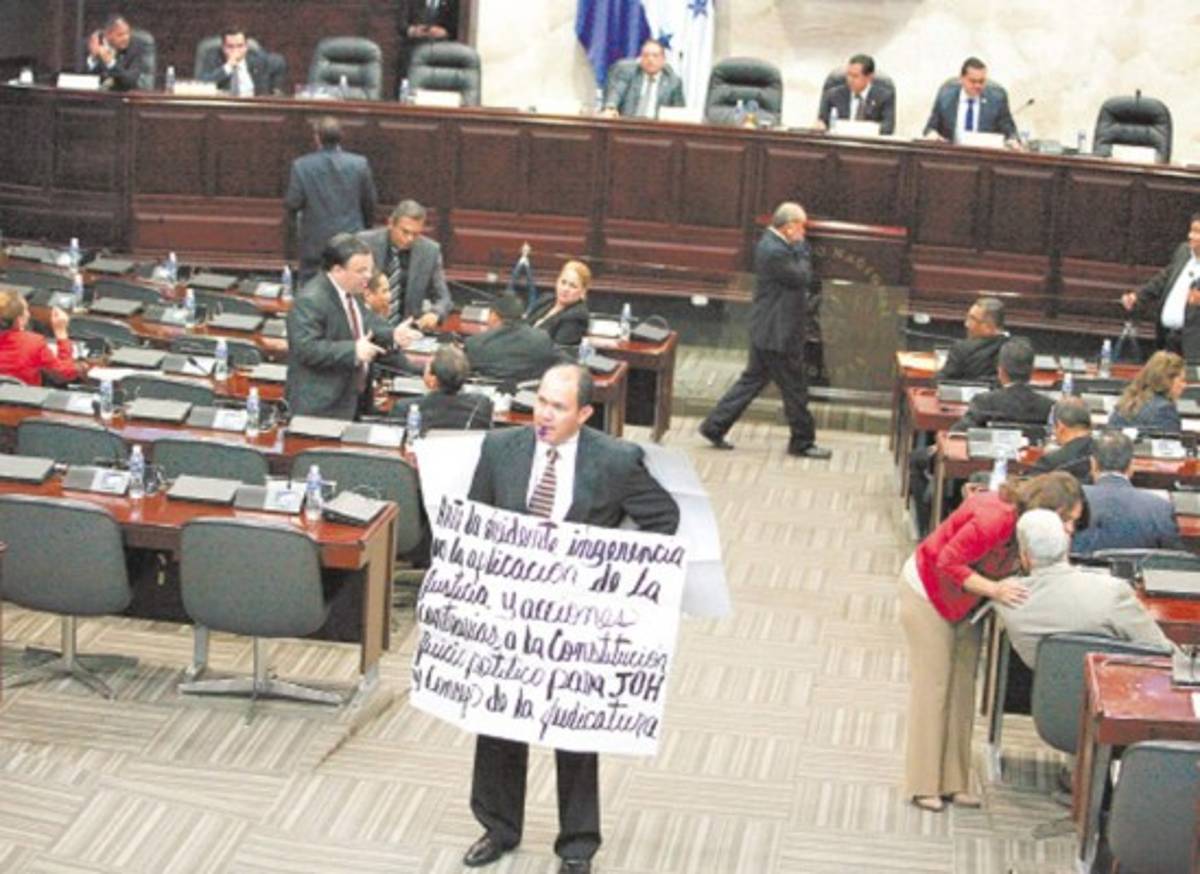 Batean moción de Libre para interpelar a Teodoro Bonilla