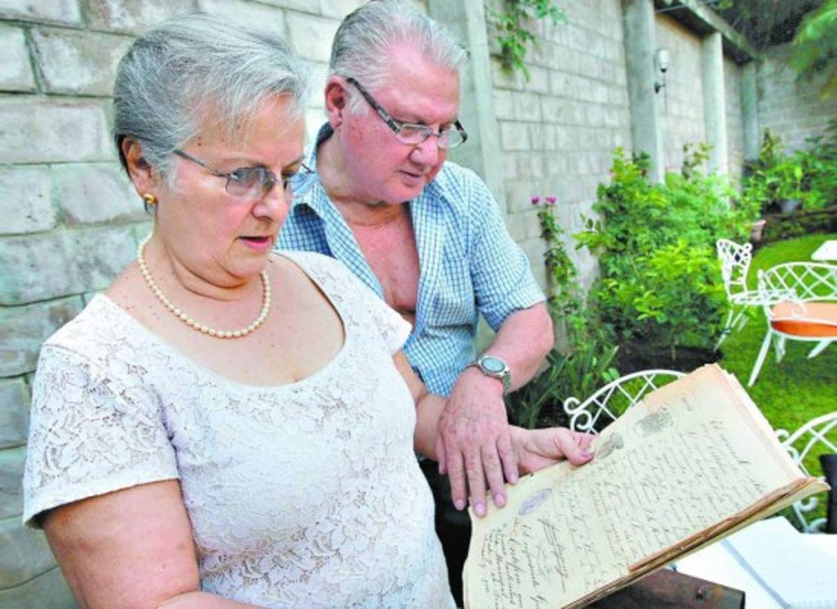 Graciela y Bernardo Sequeira compartieron con EL HERALDO documentación histórica que han conservado del prócer hondureño Dionisio de Herrera, foto: El Heraldo.