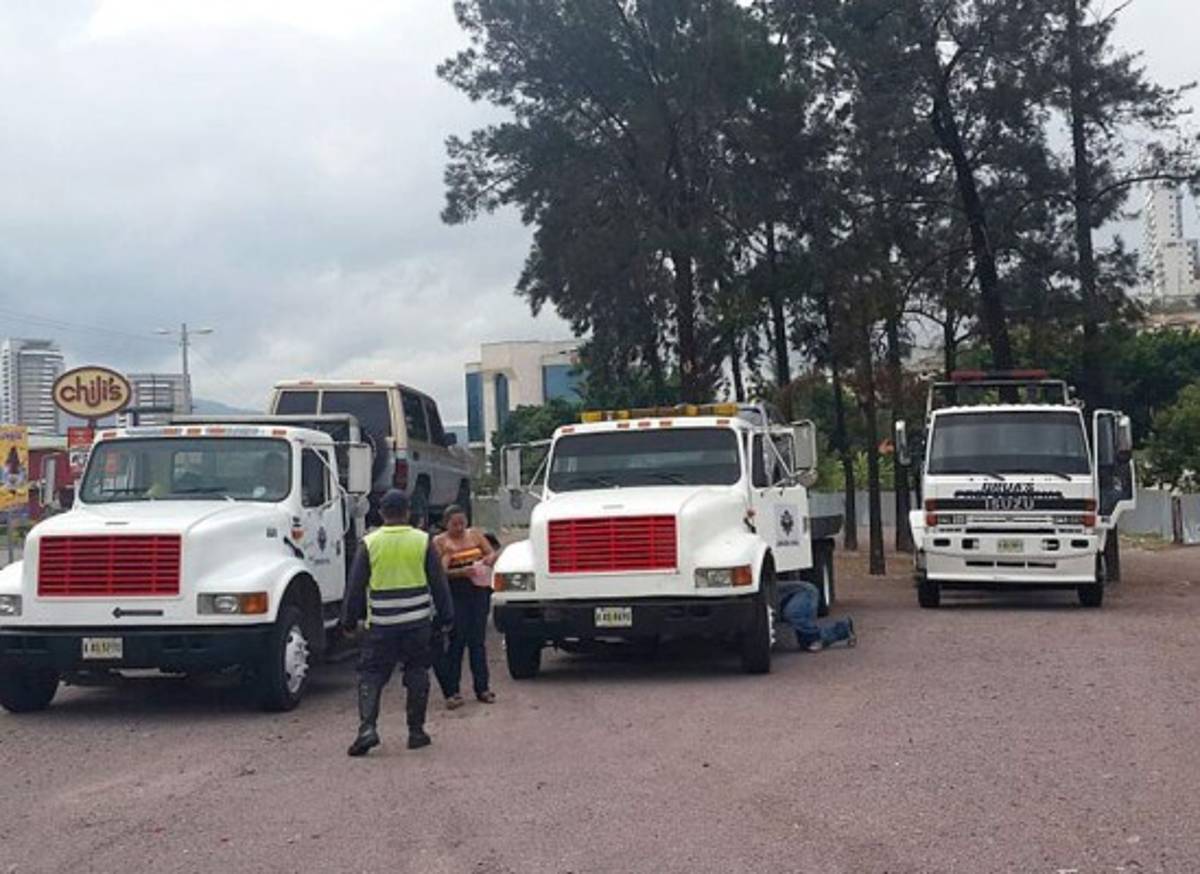 Operativos contra vehículos mal estacionados y sin placas