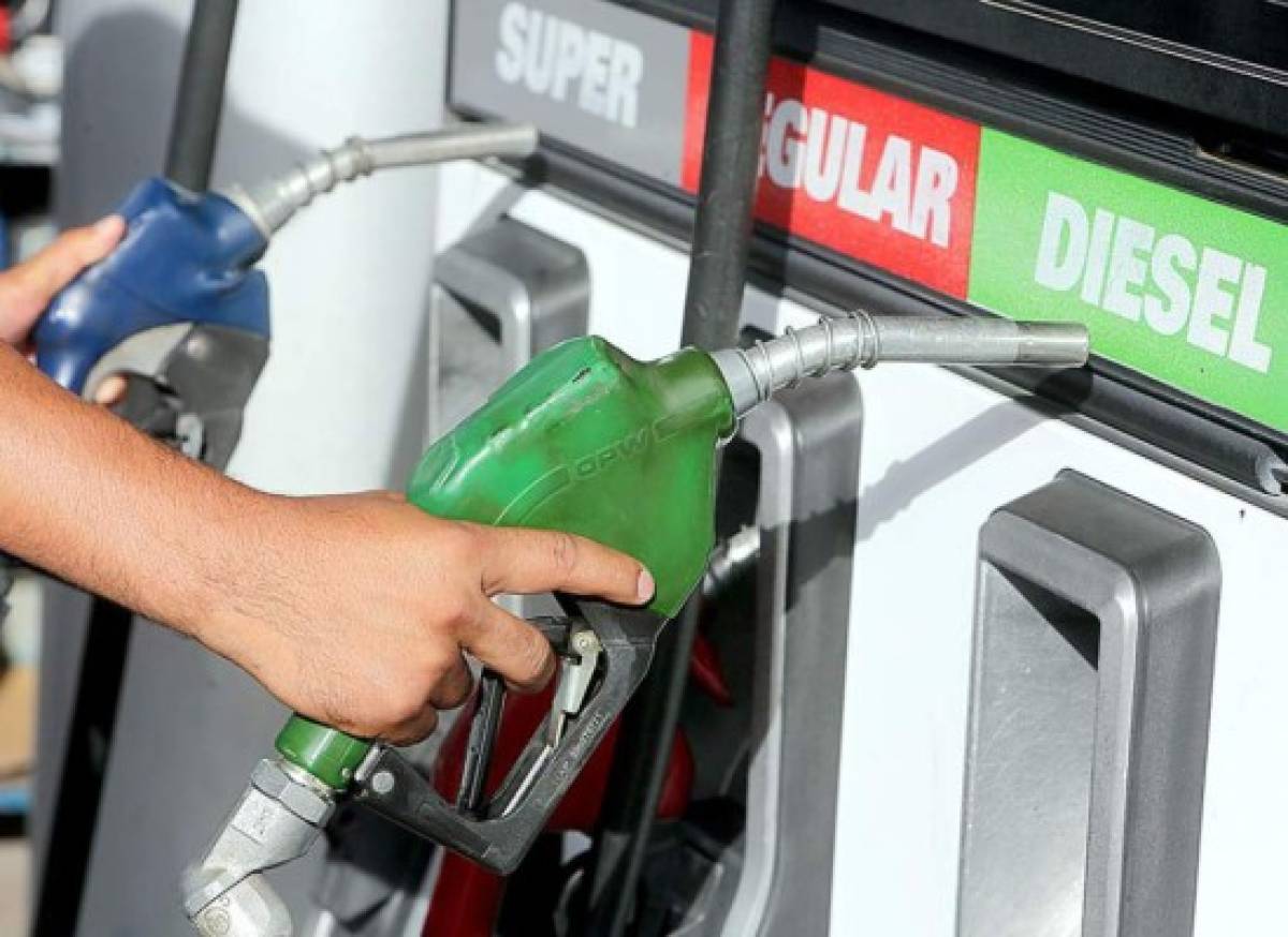Precios de los combustibles experimentarán leves rebajas este lunes 30 de enero