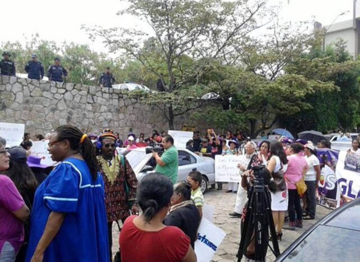 Feministas protestan en apoyo a Gladis Lanza