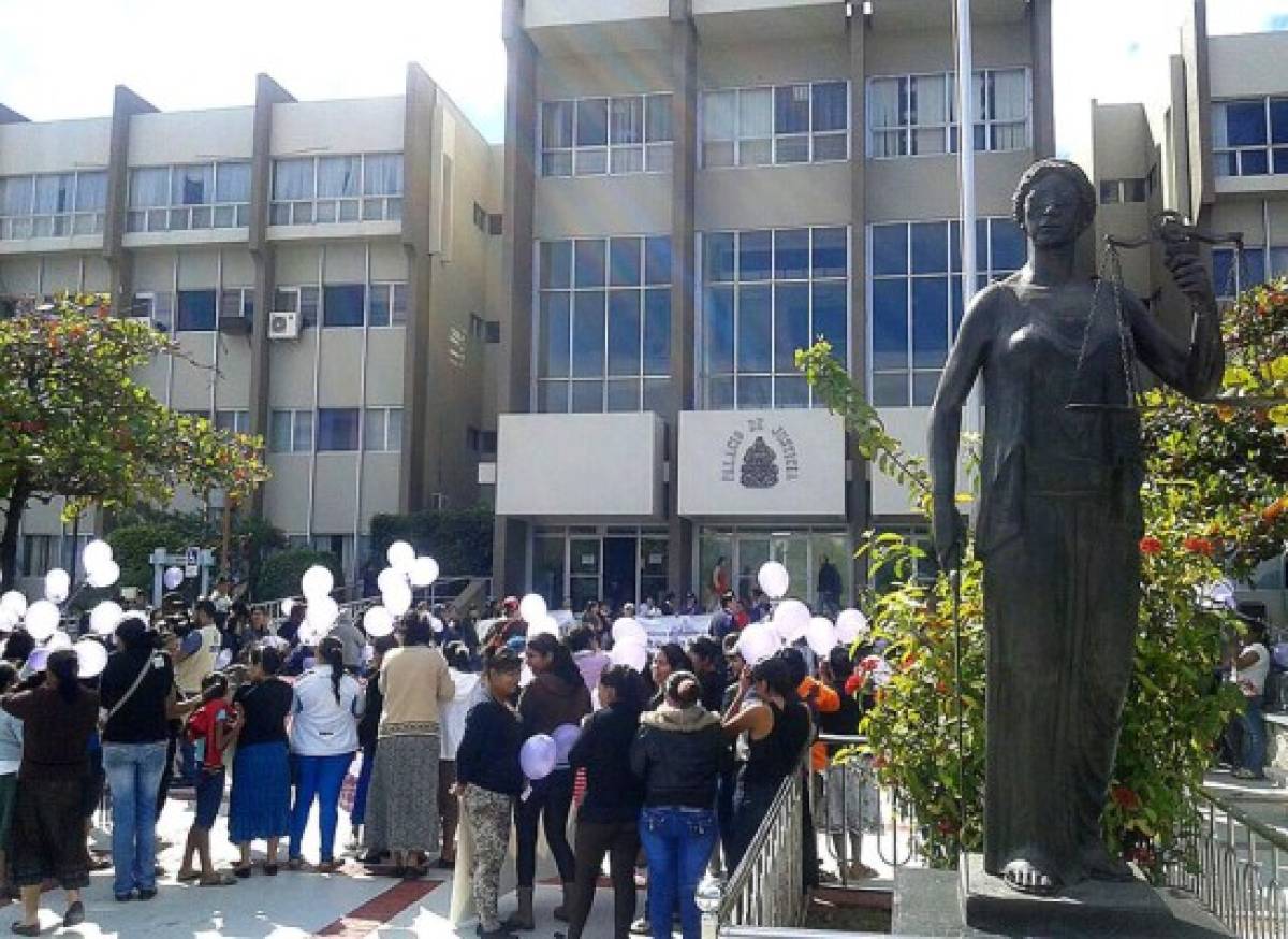 Organizaciones feministas protestan ante CSJ