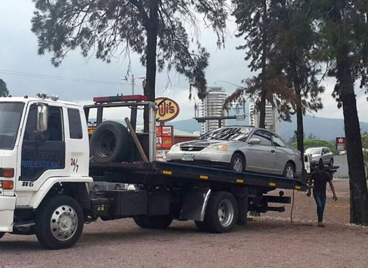 Operativos contra vehículos mal estacionados y sin placas