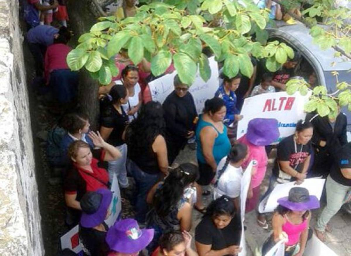 Feministas protestan en apoyo a Gladis Lanza