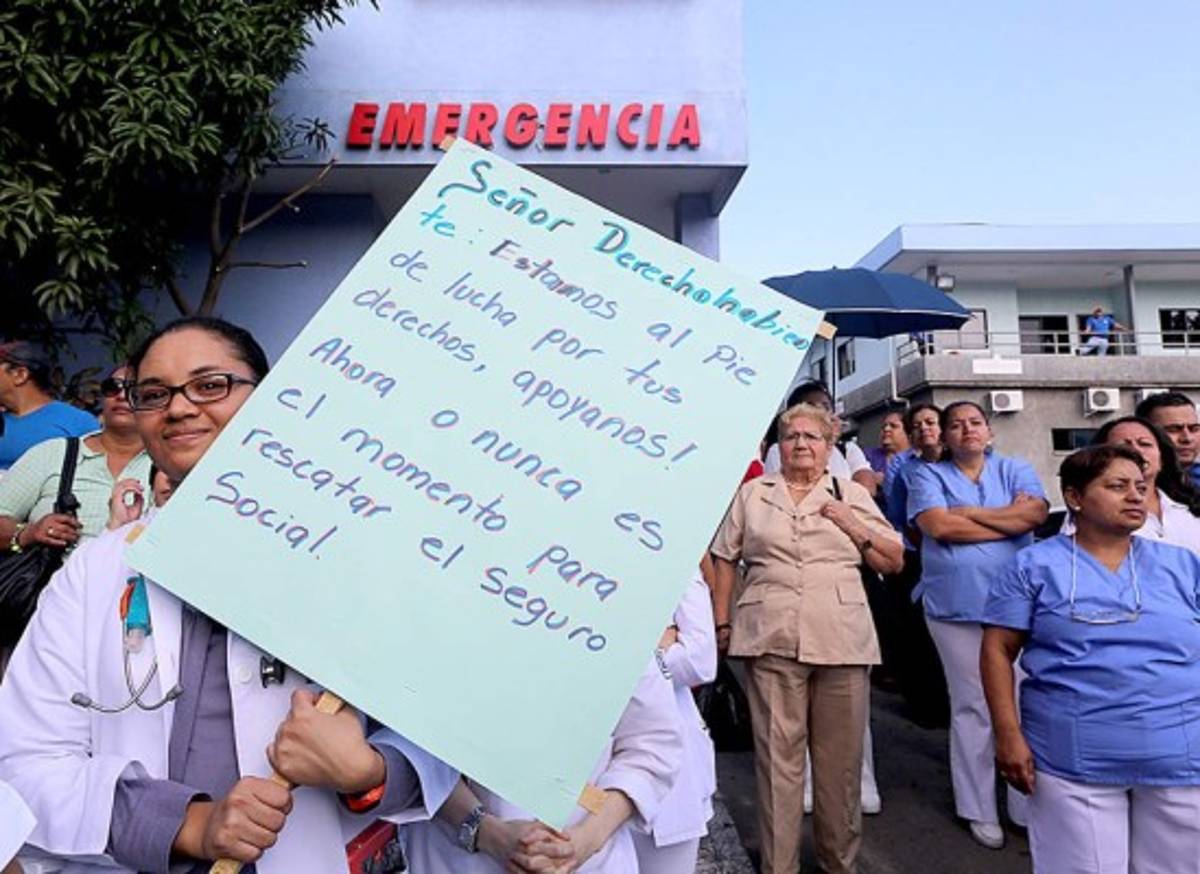 Protesta de empleados y pacientes en IHSS