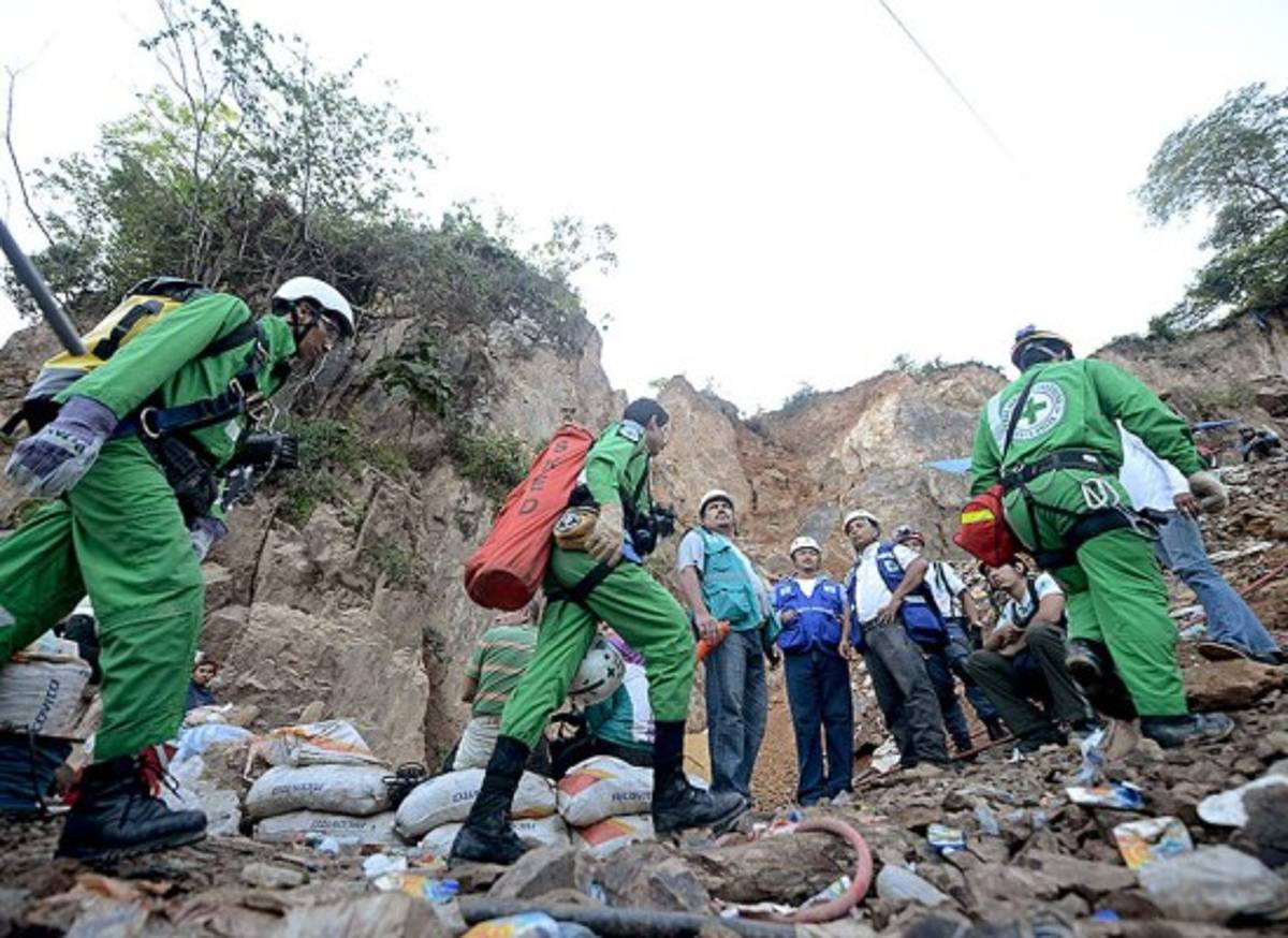 Persiste búsqueda de ocho mineros atrapados