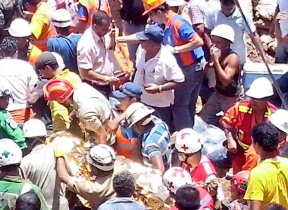 Socorristas rescatan a tres de los mineros en el sur de Honduras