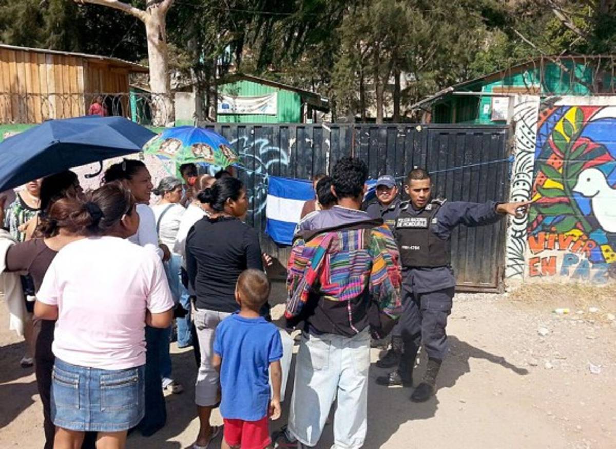 Padres de familia se toman escuela en Tegucigalpa